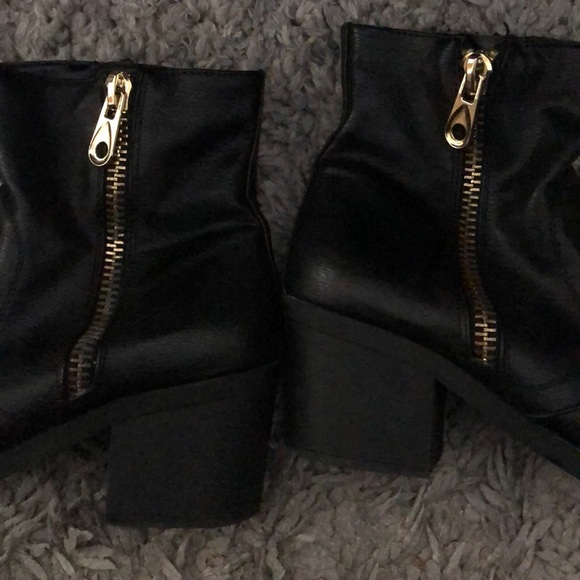 Guess boots! - Picture 2 of 4